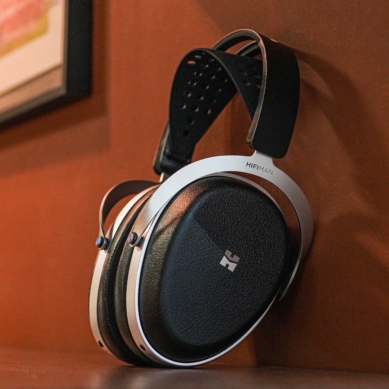 HiFiMAN AUDIVINA LE Closed-Back Planar Magnetic Headphones - Image 4